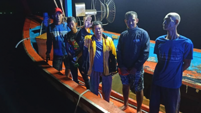 A级渔船在海中航行时，遭遇一群鲸鲨（Paus jerung）袭击，船身裂成两截后沉入海中！所幸5名船员全被渔民救起，无人伤亡。
